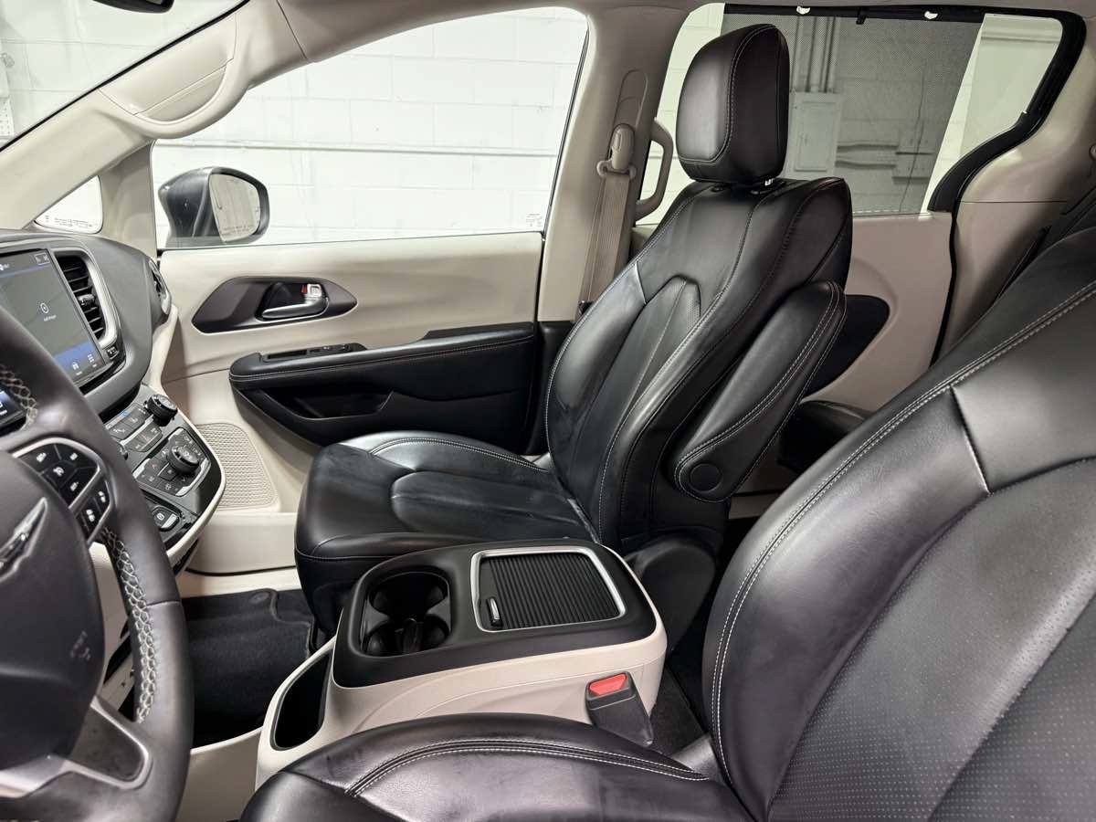 Used 2023 Chrysler Pacifica Touring-L FWD image 13