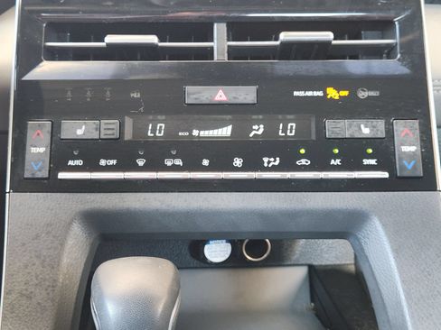 Used 2022 Toyota Avalon XLE FWD image 19