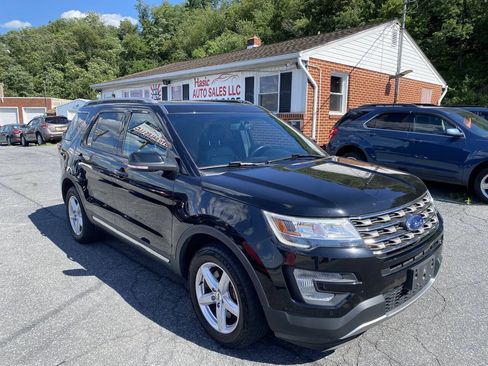 Used 2017 Ford Explorer XLT w/ Equipment Group 202A AWD/4WD image 3