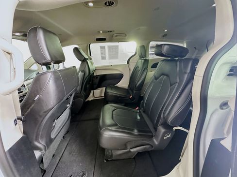 Used 2024 Chrysler Pacifica Touring-L image 24
