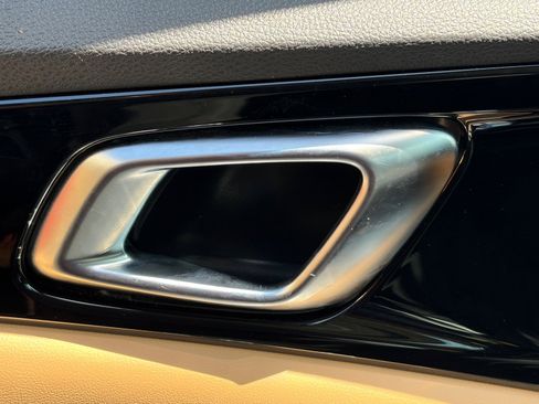 Used 2024 Kia Carnival EX FWD image 9