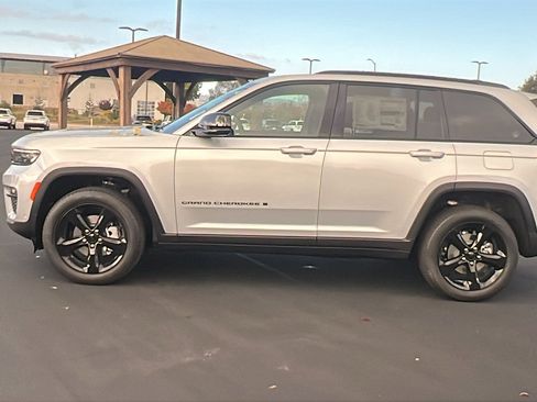 New 2025 Jeep Grand Cherokee Limited w/ Luxury Tech Group II image 6