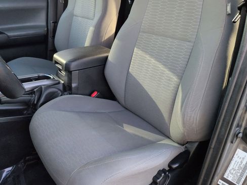 Used 2016 Toyota Tacoma TRD Off-Road image 17