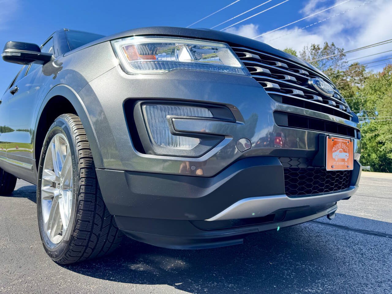 Used 2017 Ford Explorer XLT w/ Equipment Group 202A AWD/4WD image 6