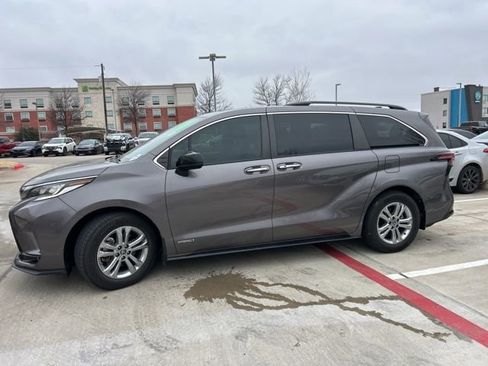 Used 2021 Toyota Sienna XSE image 7
