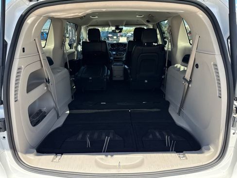 Used 2022 Chrysler Pacifica Touring-L image 34