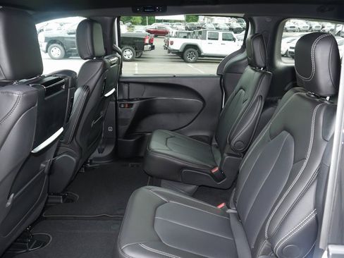 New 2026 Chrysler Pacifica Select image 26
