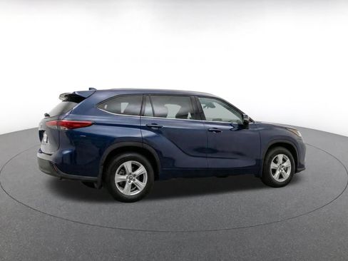 Used 2025 Toyota Highlander LE FWD image 9