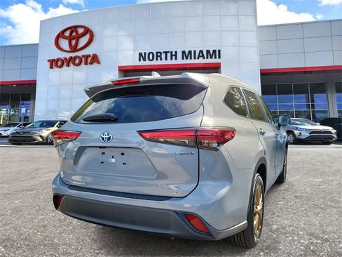 Used 2023 Toyota Highlander Bronze Edition image 4