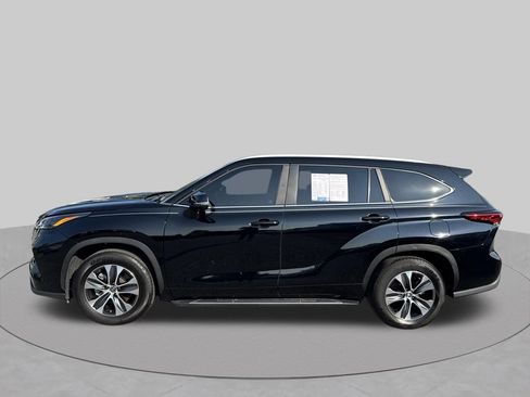 Used 2023 Toyota Highlander XLE FWD image 4