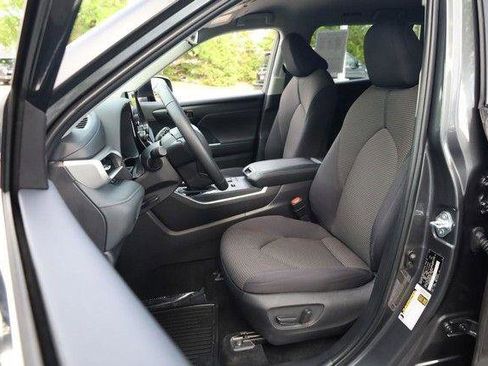 Used 2025 Toyota Highlander LE FWD image 10