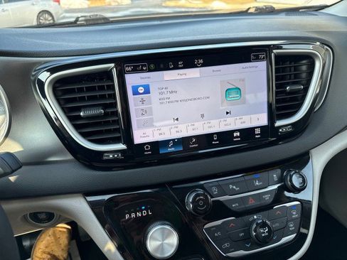 Used 2024 Chrysler Pacifica Touring-L image 15