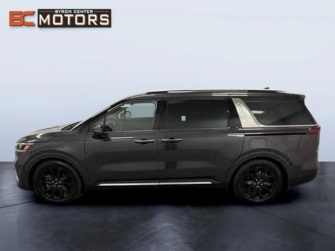 Used 2023 Kia Carnival SX Prestige image 3