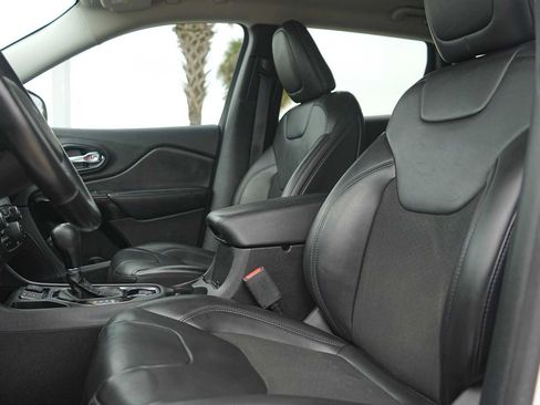 Used 2021 Jeep Cherokee Latitude Plus FWD image 11