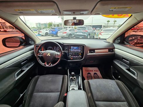 Used 2018 Mitsubishi Outlander SE FWD image 16