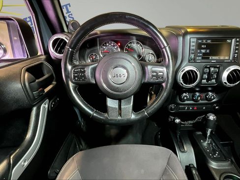 Used 2014 Jeep Wrangler Unlimited Sahara w/ Connectivity Group AWD/4WD image 9