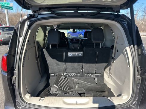 Used 2018 Chrysler Pacifica Touring-L image 35