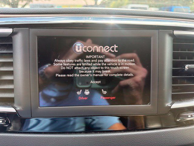 Used 2019 Chrysler Pacifica Touring-L FWD image 21