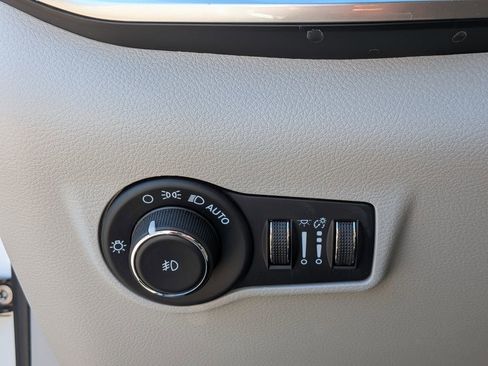 Used 2023 Jeep Compass Latitude image 14