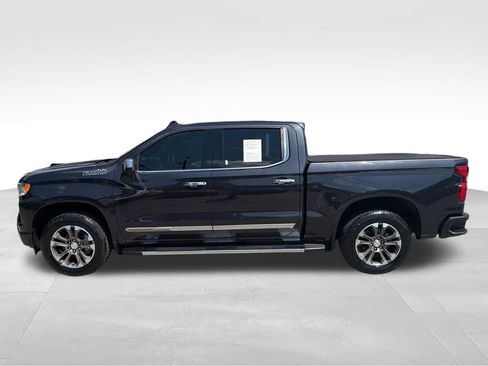 Used 2022 Chevrolet Silverado 1500 High Country w/ Technology Package AWD/4WD image 2