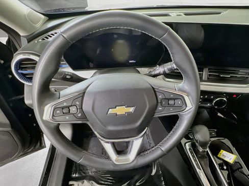 Used 2024 Chevrolet Trax LT w/ Sunroof Package FWD image 11