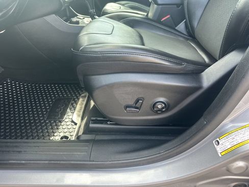Used 2019 Jeep Cherokee Latitude Plus w/ Comfort/Convenience Group AWD/4WD image 14