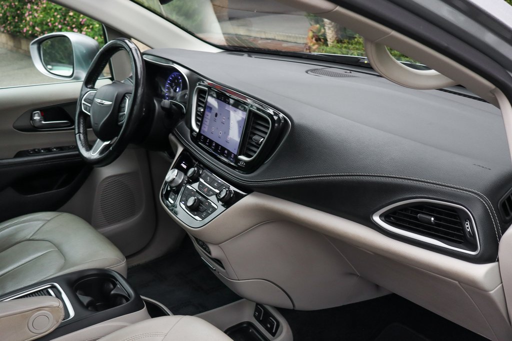 Used 2021 Chrysler Pacifica Touring-L FWD image 46