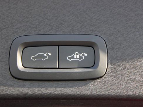 Used 2019 Volvo XC40 T5 R-Design image 10