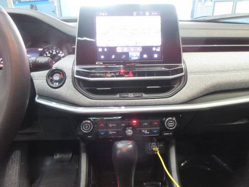 Used 2025 Jeep Compass Latitude w/ Sun & Sound Group AWD/4WD image 38