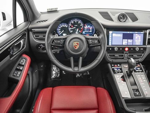 Certified 2024 Porsche Macan image 16