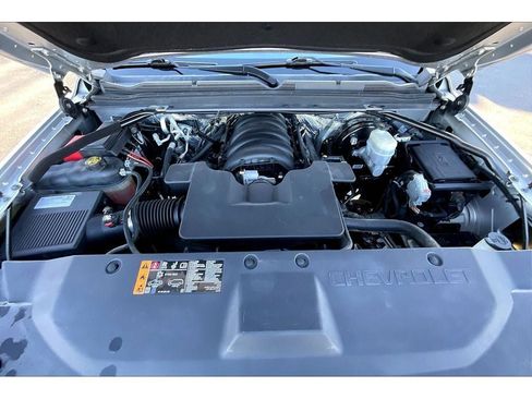 Used 2018 Chevrolet Suburban LT image 12