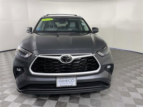 Used 2024 Toyota Highlander XLE image 3