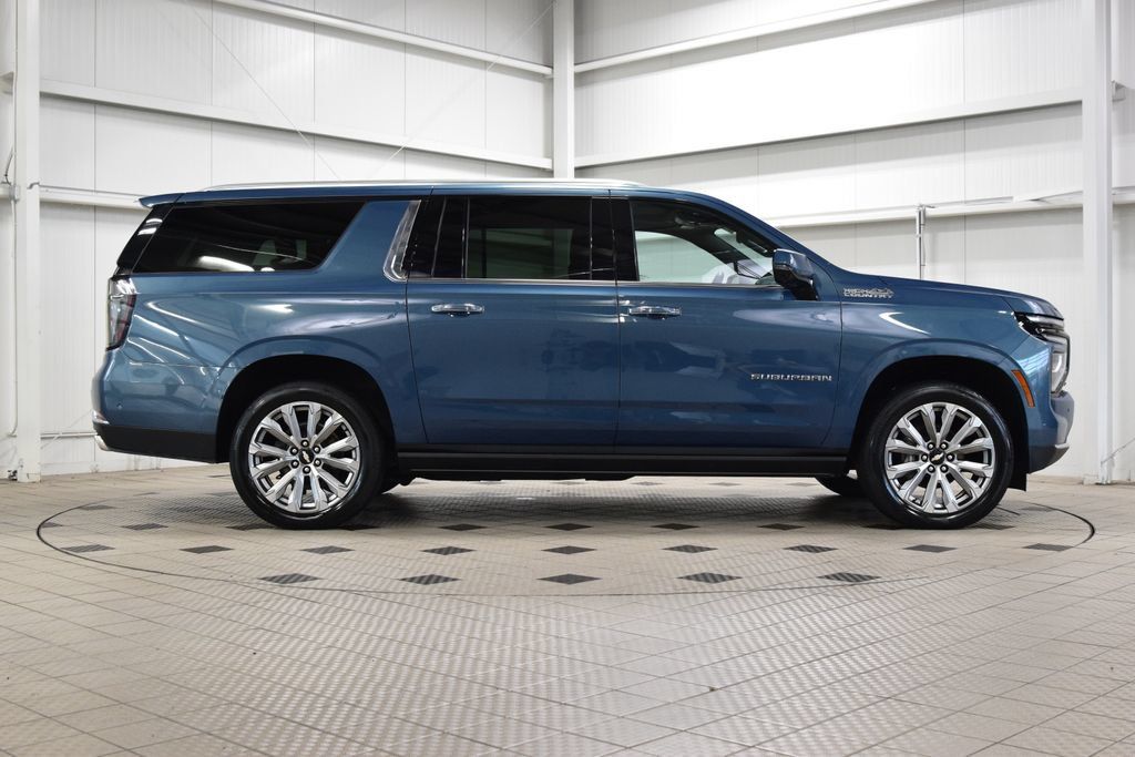 Used 2025 Chevrolet Suburban High Country AWD/4WD image 9
