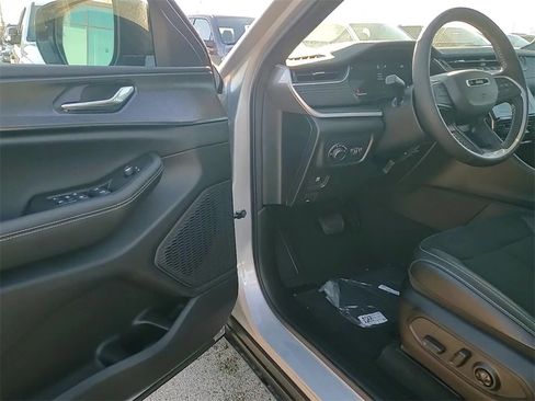 New 2025 Jeep Grand Cherokee Altitude image 8