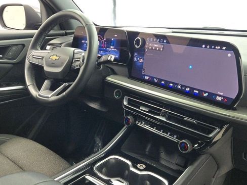 Used 2024 Chevrolet Traverse LT image 9