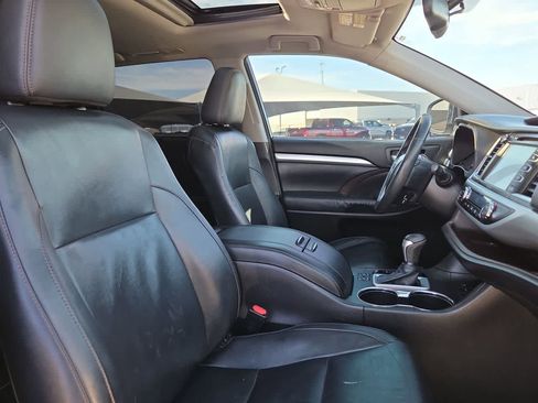 Used 2014 Toyota Highlander XLE image 18