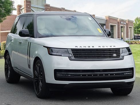 Used 2026 Land Rover Range Rover SE AWD/4WD image 3