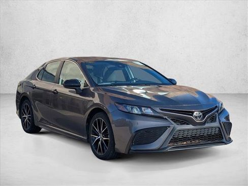 Used 2021 Toyota Camry SE image 3
