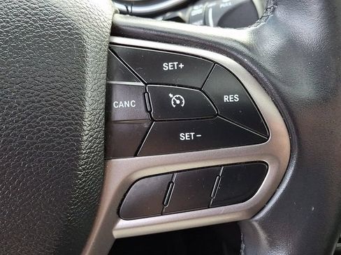 Used 2019 Jeep Cherokee Latitude Plus w/ Comfort/Convenience Group AWD/4WD image 22