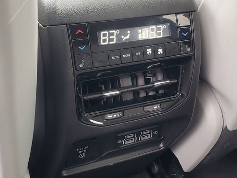 Used 2022 Jeep Grand Cherokee Overland w/ Luxury Tech Group IV image 34