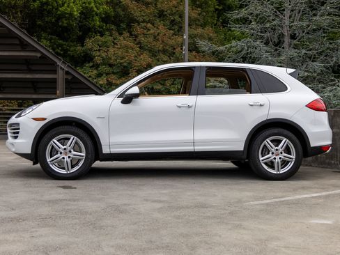 Used 2014 Porsche Cayenne Diesel AWD/4WD image 2
