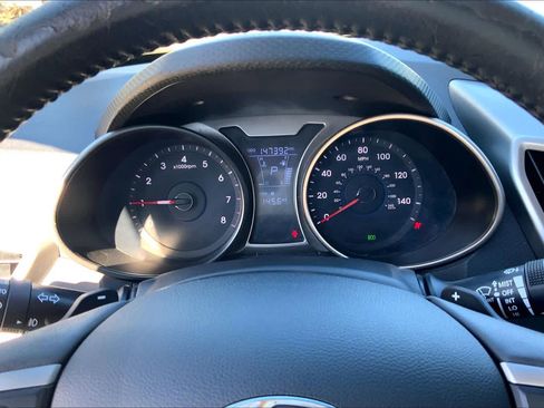 Used 2013 Hyundai Veloster w/ Style Pkg image 24