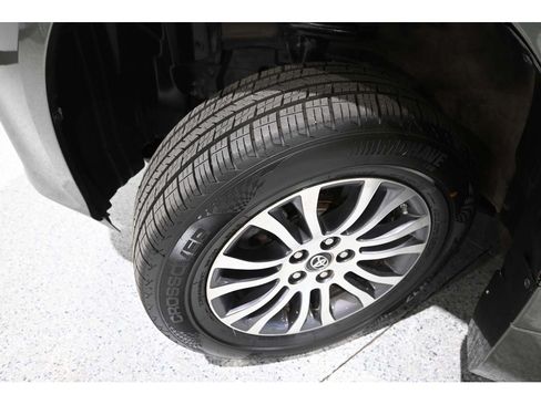 Used 2019 Toyota Sienna XLE w/ XLE Navigation Package FWD image 11