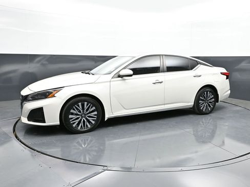 Used 2024 Nissan Altima 2.5 SV w/ SV Premium Package AWD/4WD image 7