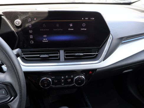 Used 2025 Chevrolet Trax LT FWD image 17