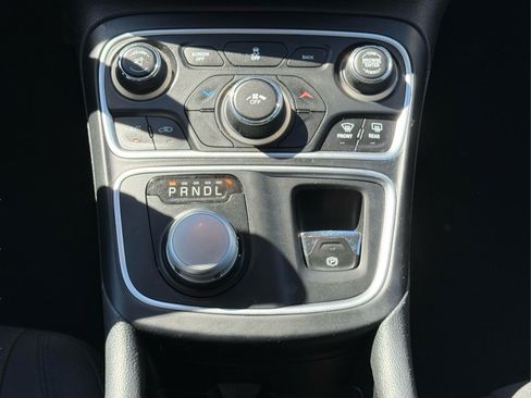 Used 2016 Chrysler 200 Limited FWD image 17