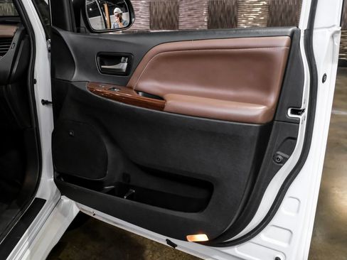 Used 2019 Toyota Sienna Limited Premium AWD/4WD image 40