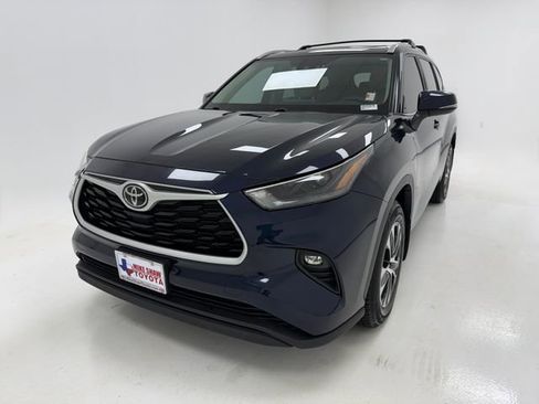 Used 2023 Toyota Highlander XLE FWD image 4