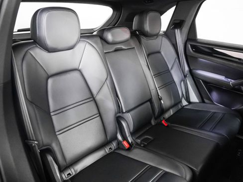 Used 2023 Porsche Cayenne image 6