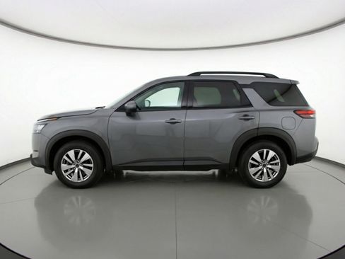 Used 2025 Nissan Pathfinder SV image 5